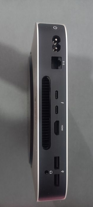 Mac mini 8gb RAM 256gb серебристого цвета