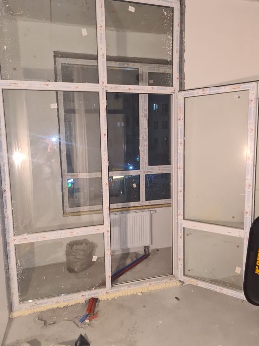 Продается стеклянная перегородка с дверью