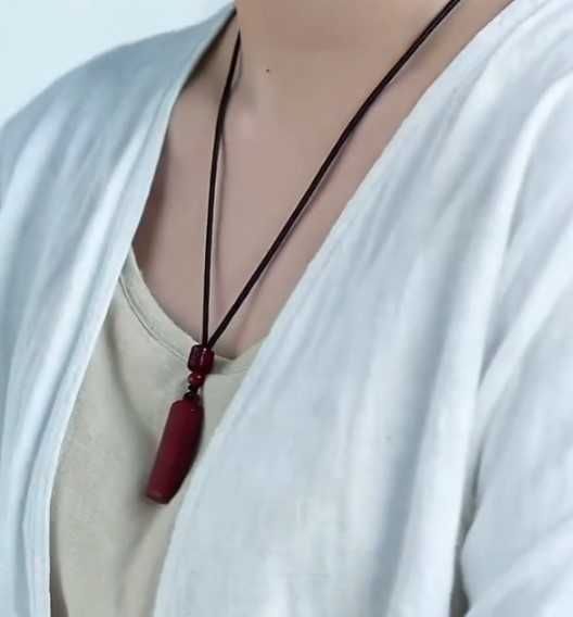 Колие с висулка червен цинобърът (цинабарит).