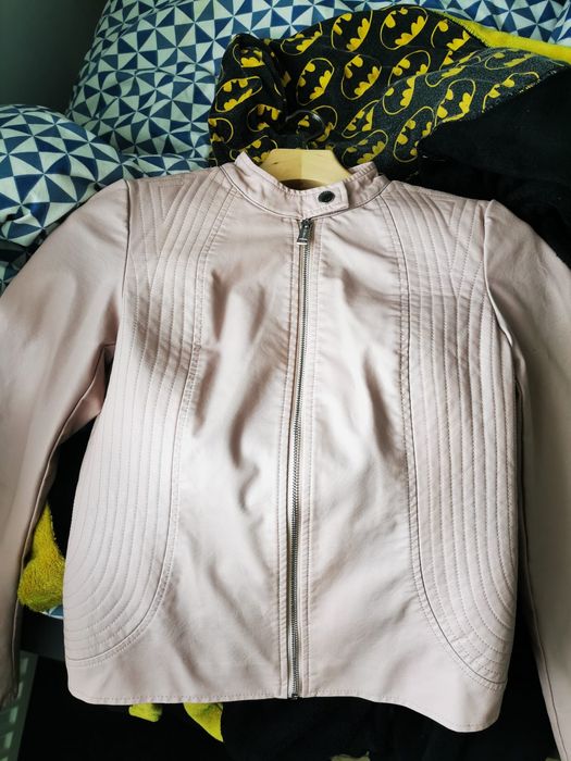 Vând geaca Guess impecabila piele ecologica nude