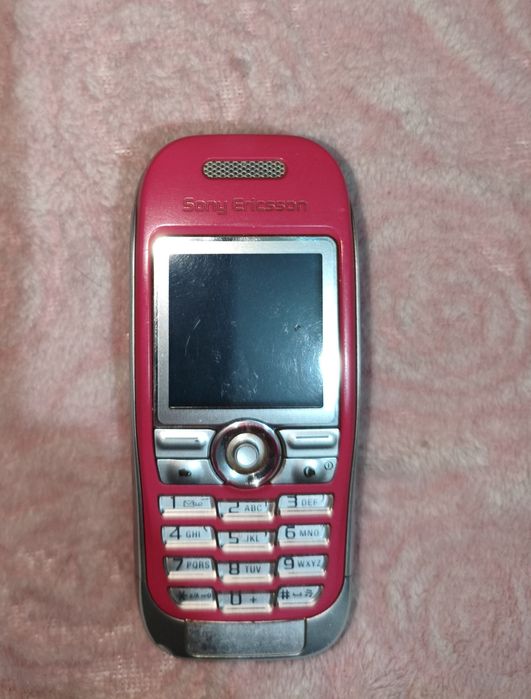 Sony Ericsson (ретро телефон) + зарядка