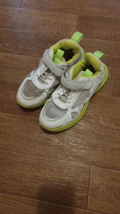 Продам девочковые кроссовки