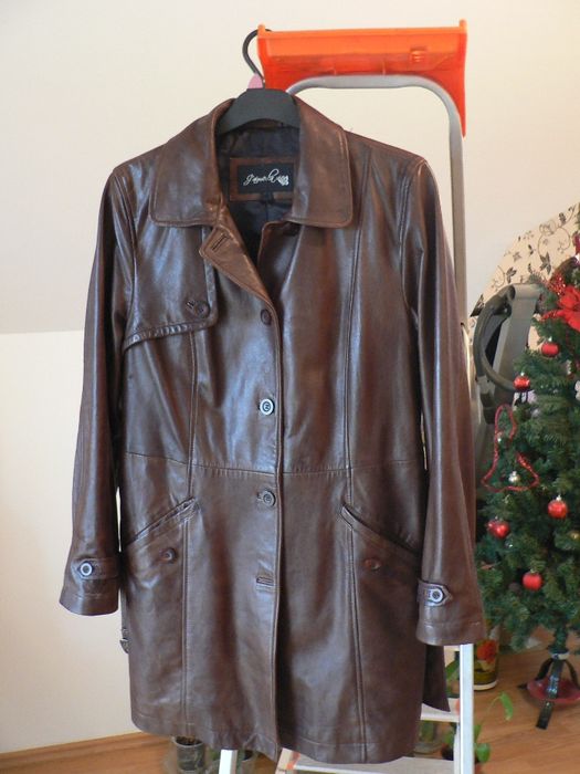 Haina dama ,piele de culoare maro