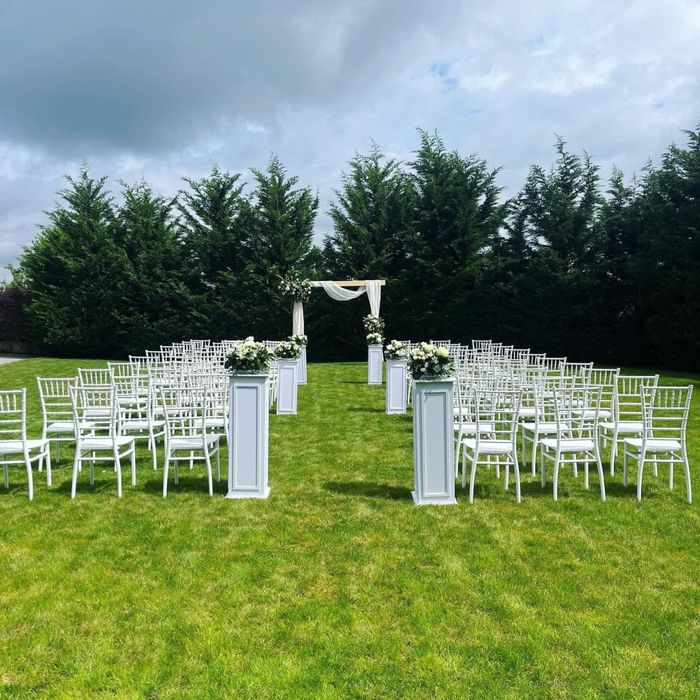 Scaune pentru evenimente de inchiriat (albe Chiavari si maro Crossback)