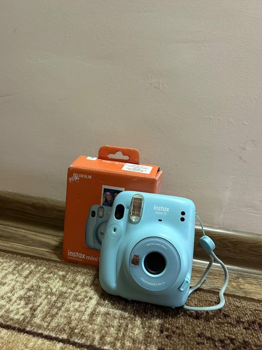 Продава се instax mini11 светлосин