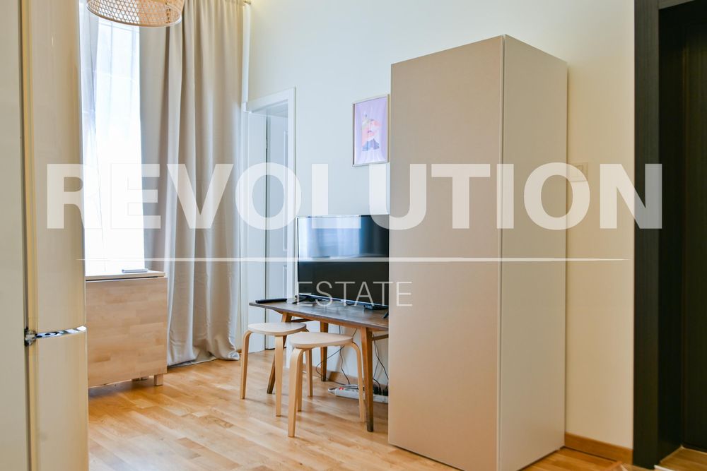 Дава се под наем Тристаен апартамент в София, Център - 55 кв.м за 860 € - Снимка #1