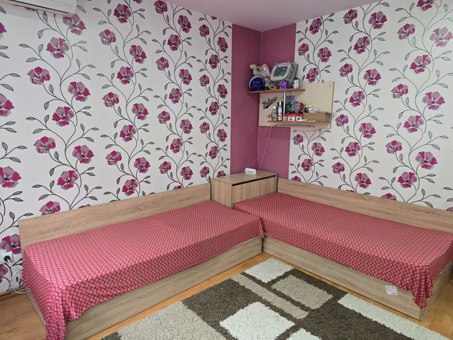 Продава се обзаведен двустаен (преустроен в тристаен) апартамент в кв. Стоян Заимов, гр. Сливен