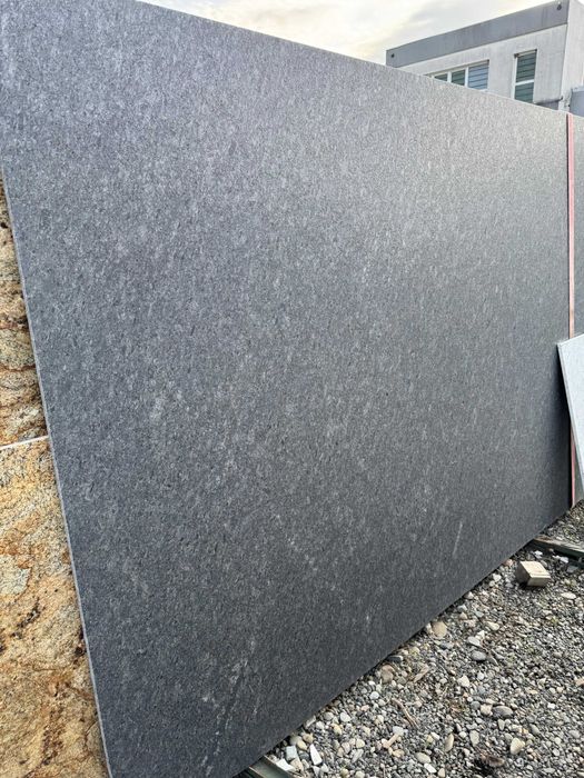 Granit elegant gri periat potrivit pentru interior si exterior