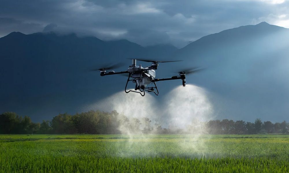 Агродрон DJI T100 вместе с прицепом и растворным узлом.