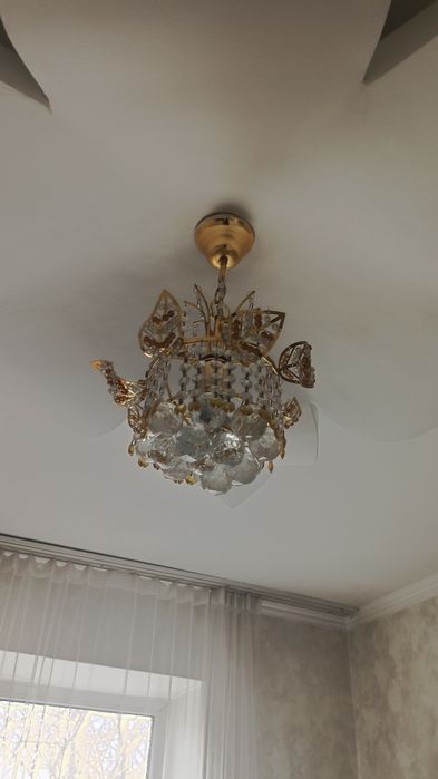 Люстра, в центре
