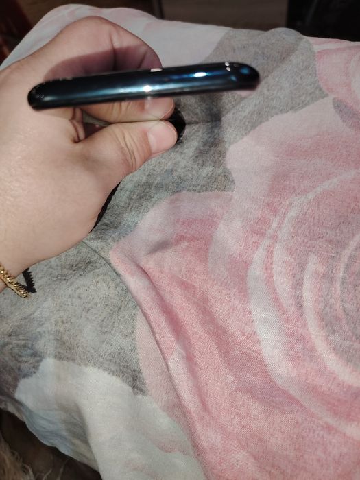 Продавам Samsung A40