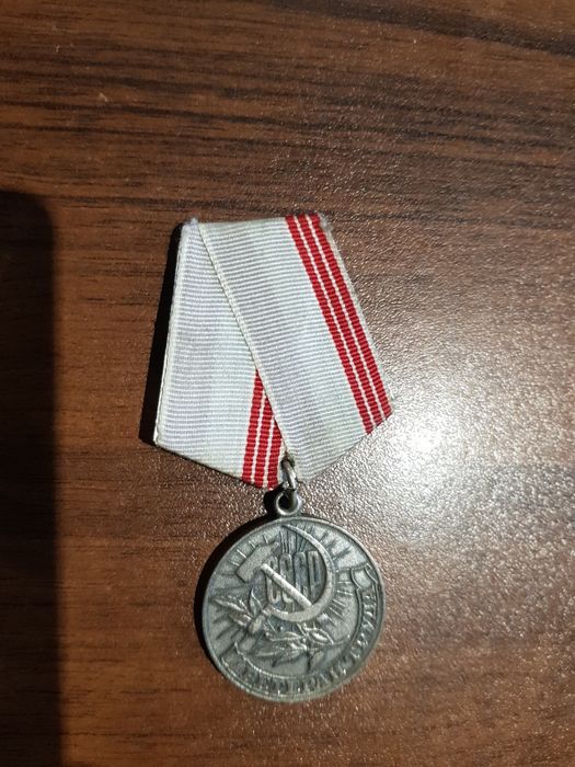 Продаются сувениры