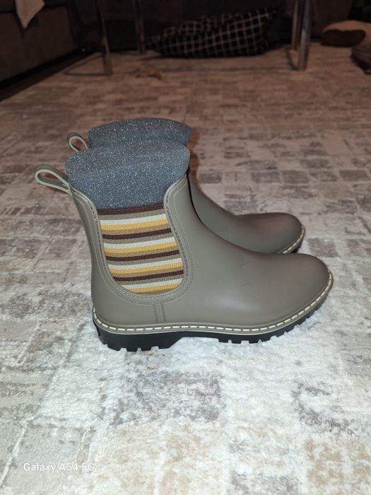 Ghete Toni Pons 39 nou eticheta