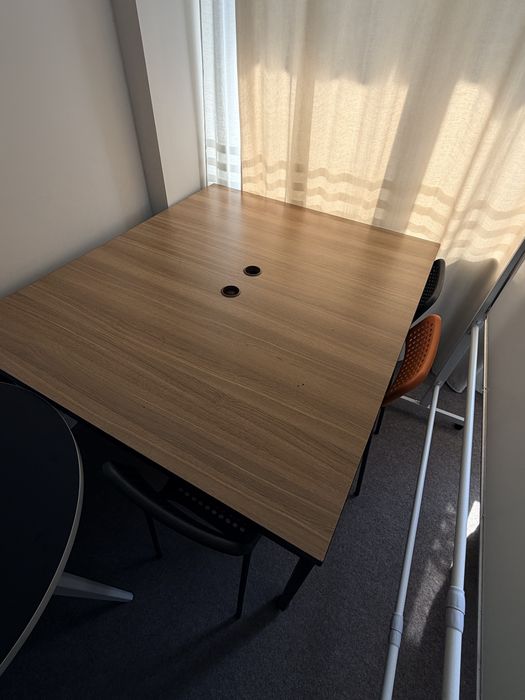 Столы и журнальный стол в офис