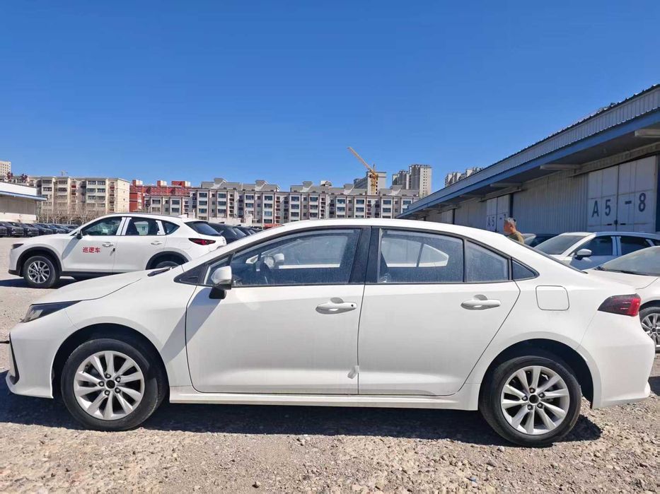Toyota Corolla D-4T, седан, белый цвет.