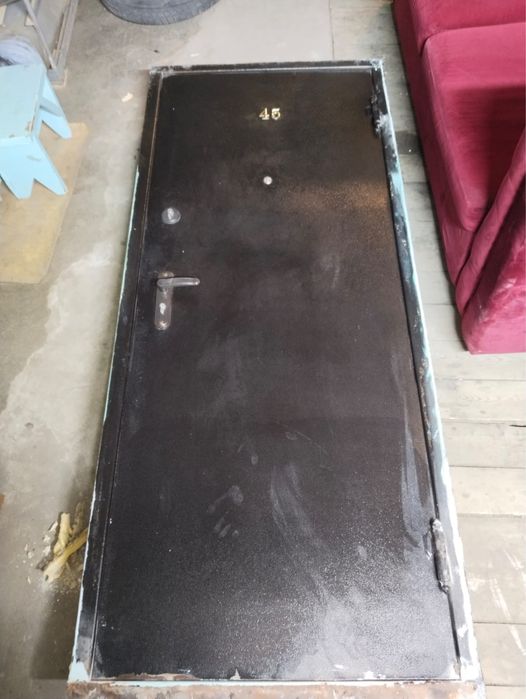 Продам железную дверь