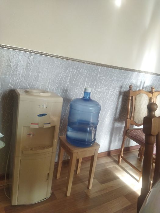 Кулер для воды , с охлаждением и кипячением, в рабочем состоянии