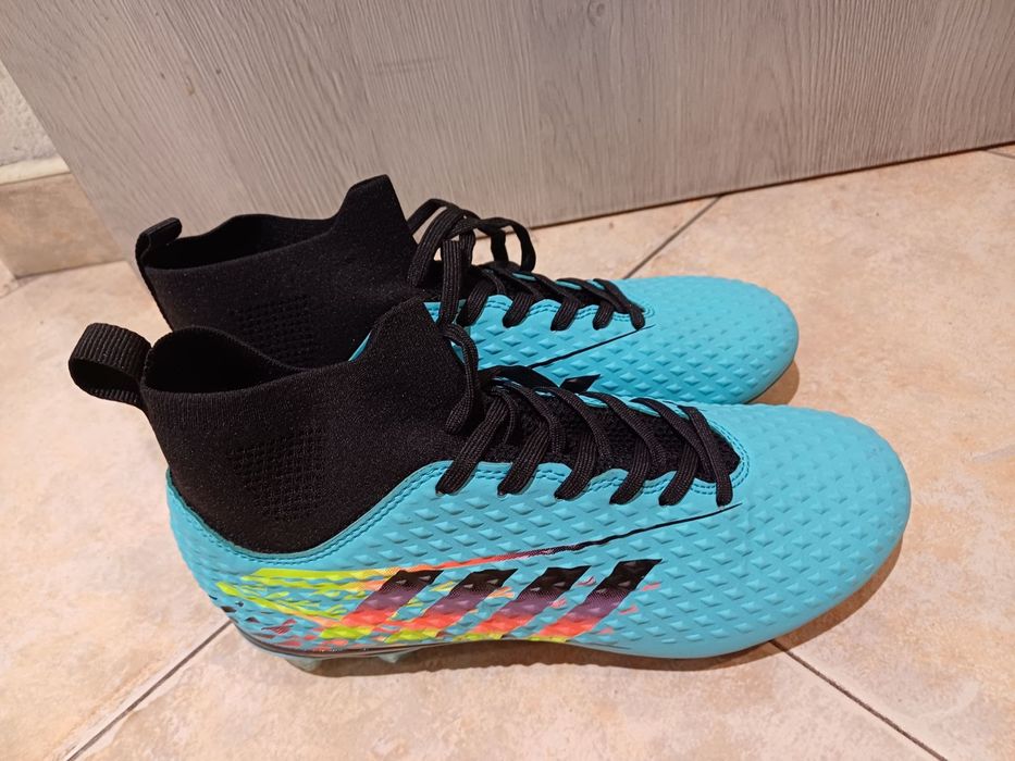 Чисто нови футболни обувки с бутони/калеври/