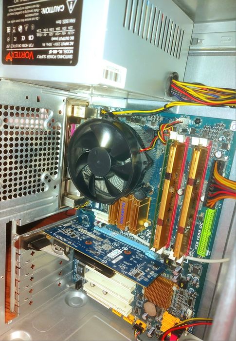 Продам системник core quad 8300/gt210 1gb