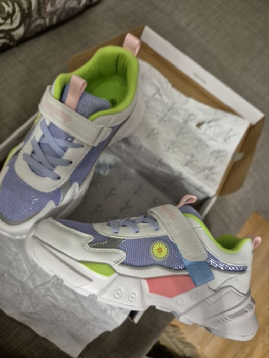 Продам новые кроссовки для девочки за 9.000 тенге.Размер 35