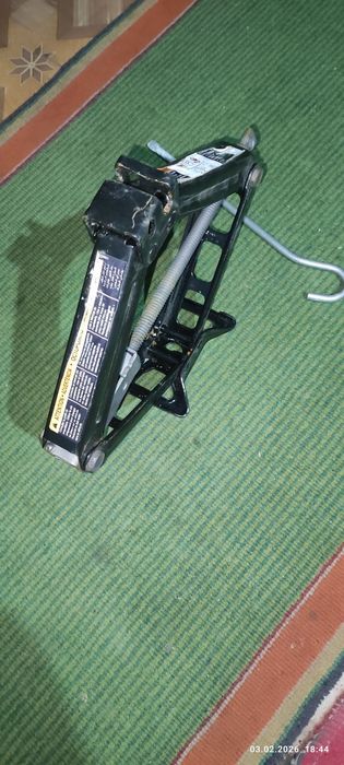 Домкрат автомобильный