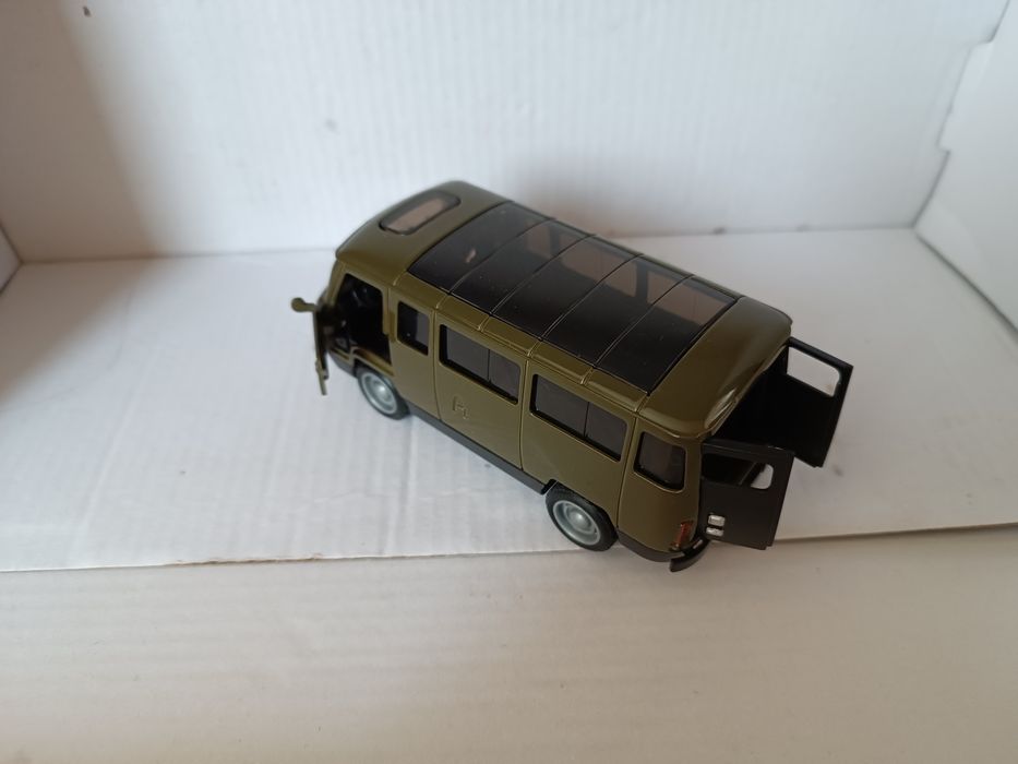 Модель автомобиля УАЗ масштаб 1:36