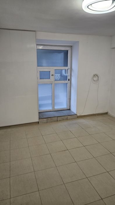Дава се под наем Магазин в Стара Загора, Център - 17 кв.м за 180 € - Снимка #2