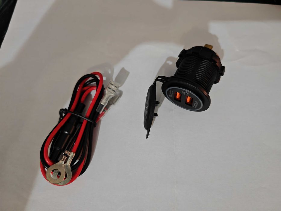 Priza cu 2 USB, 12V, ideală pentru mașini și rulote
