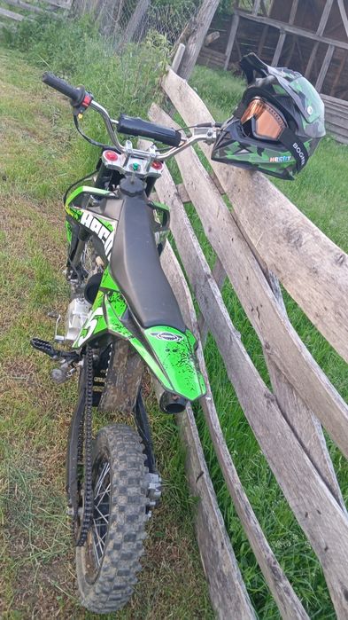 Coss de vanzare 
Motocicletă puternică pe benzină
Motor în 4 timpi
Capacitate de 125 cm3
Putere de 5 kW (6,8 CP)
Sarcina maxima 70 kg
Atinge viteze