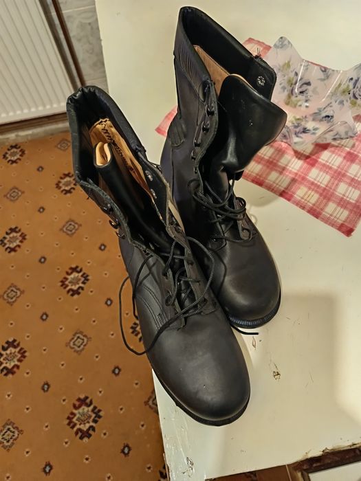 Vând ghete din piele.