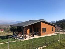 Executam case din structura metalica si panou sandwich