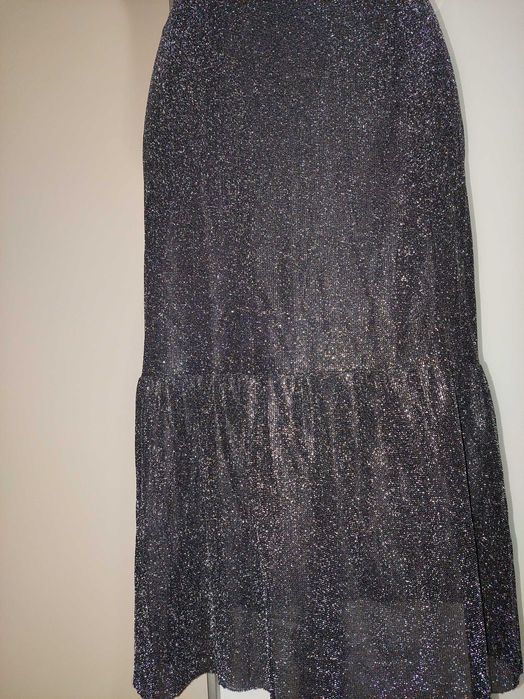 Fustă neagră de ocazie strălucitoare, cu volănașe