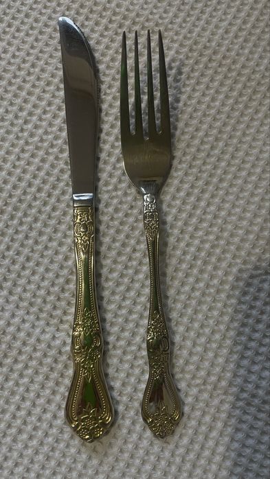 Продам  столовые ножи и вилки.