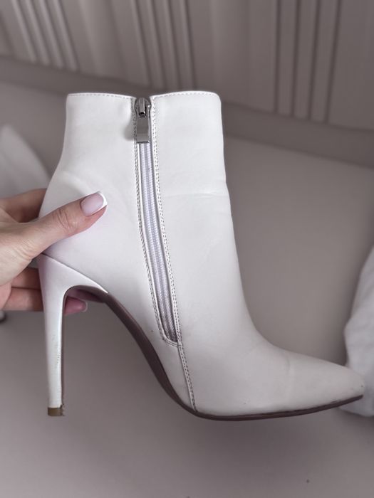 Отдам даром красиве белые сапожки