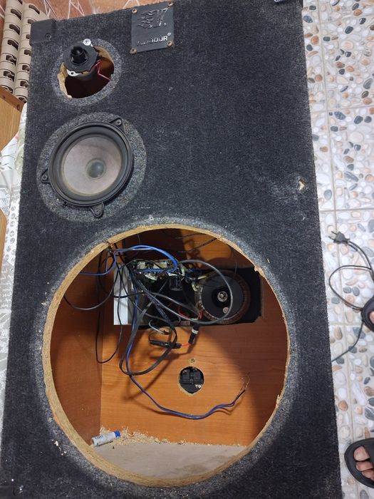 Cutie/incinta boxa cu stație activa