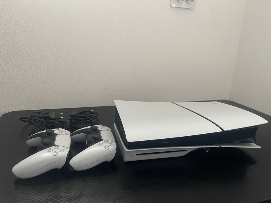 Vand PS5 doua manete nu negociez