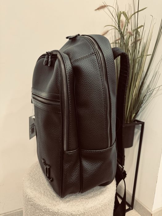 LV кожена раница