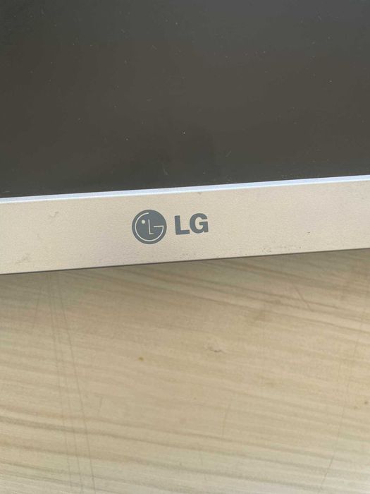Монитор LG 22 инча без стойка