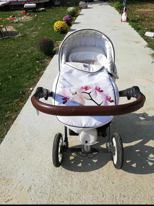 Бебешка количка в бяло