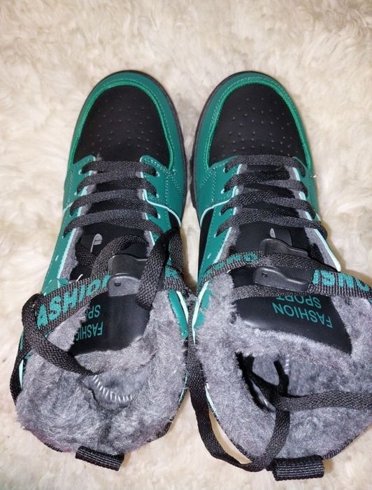 Vând adidași îmblănite noi în cutie