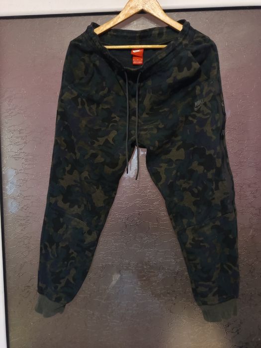 Камуфлажен анцунг nike sportswear tech fleece и шушлякови панталони ni