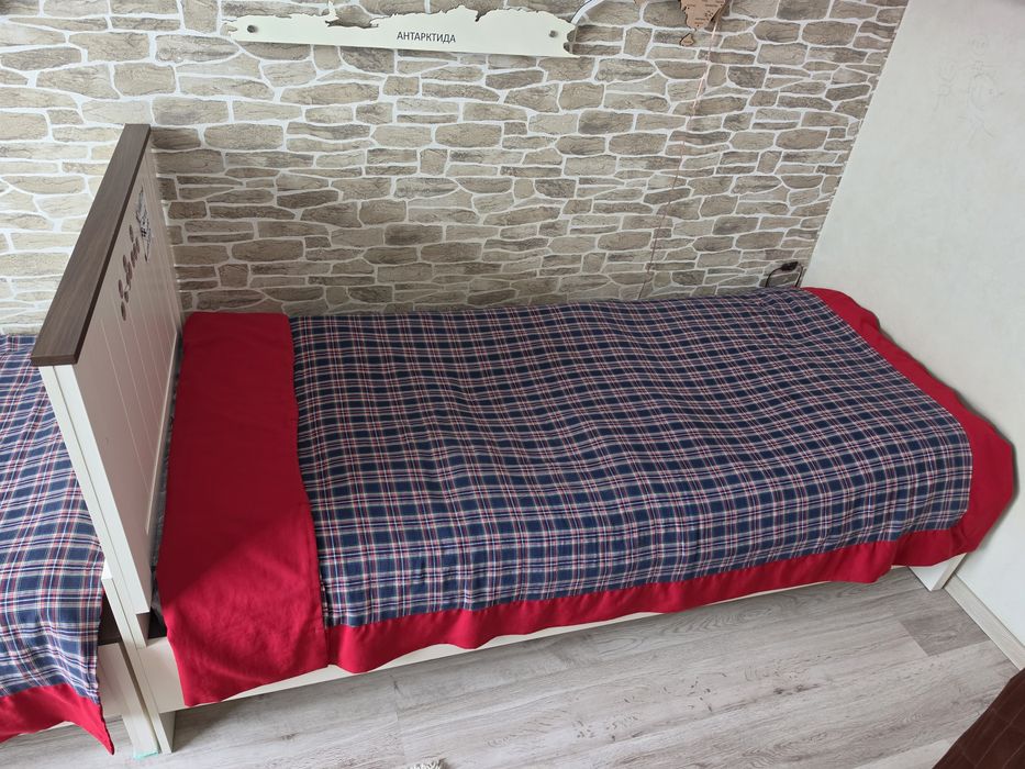 Детские кровати 2шт,шкаф ,стол