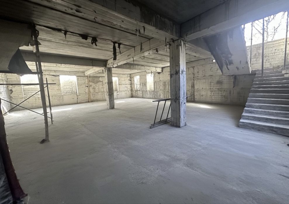 6 ta dom o'rtasida 3 etajlik Bino 800 m2 Oktayabr bozor orqasida