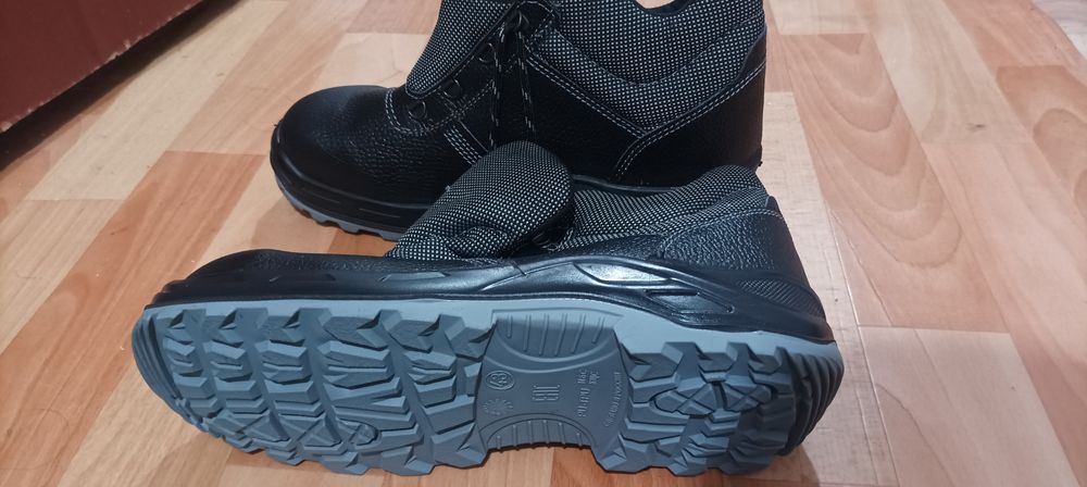 Продам спец ботинок