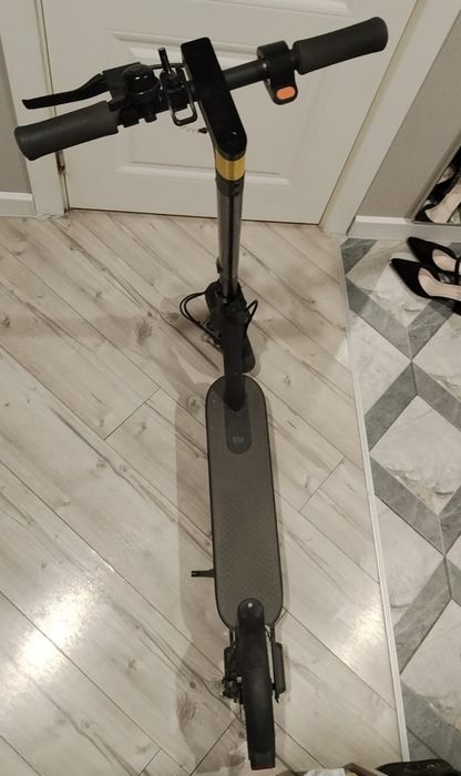 Продам электросамокат Xiaomi Mi Electric Scooter Essential