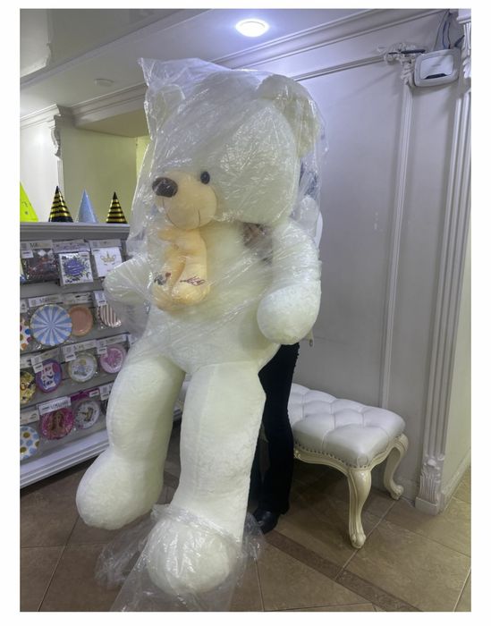 Продаётся большой плюшевый мишка 
Высота: 170 см
Мишка абсолютно нов