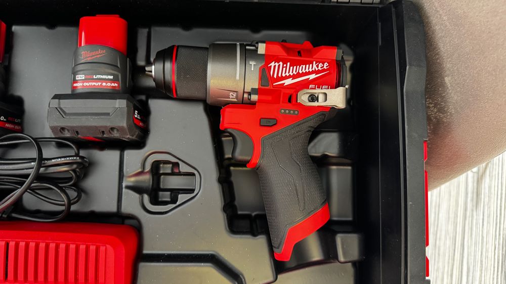 Комплект винтоверт,гайковерт и фенер Milwaukee M12