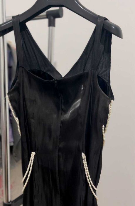 платье черное с жемчугами