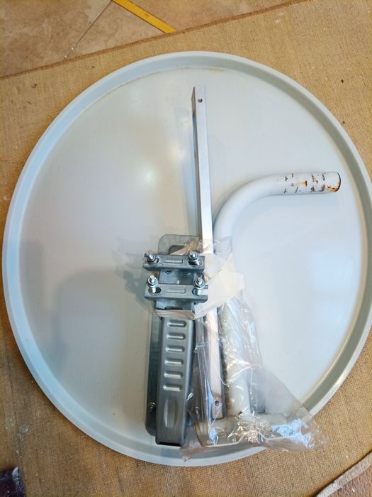 Сателитна чиния с механизъм за монтаж