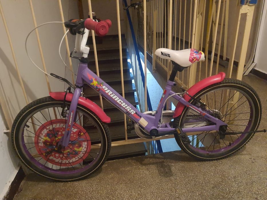 Vând bicicletă pentru fetițe